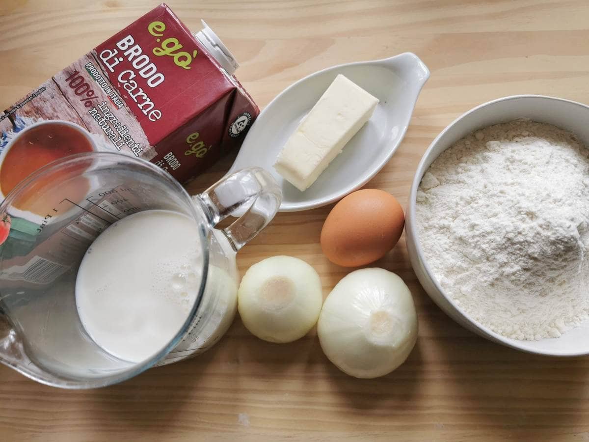 Ingredients for gnocchetti dalla Valle D'Aosta ((chnèfflènè)); eggs, flour, milk, onion, butter and meat broth.