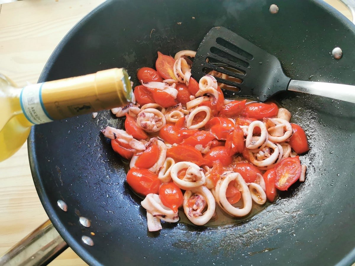 Deglaze the pan with white wine.