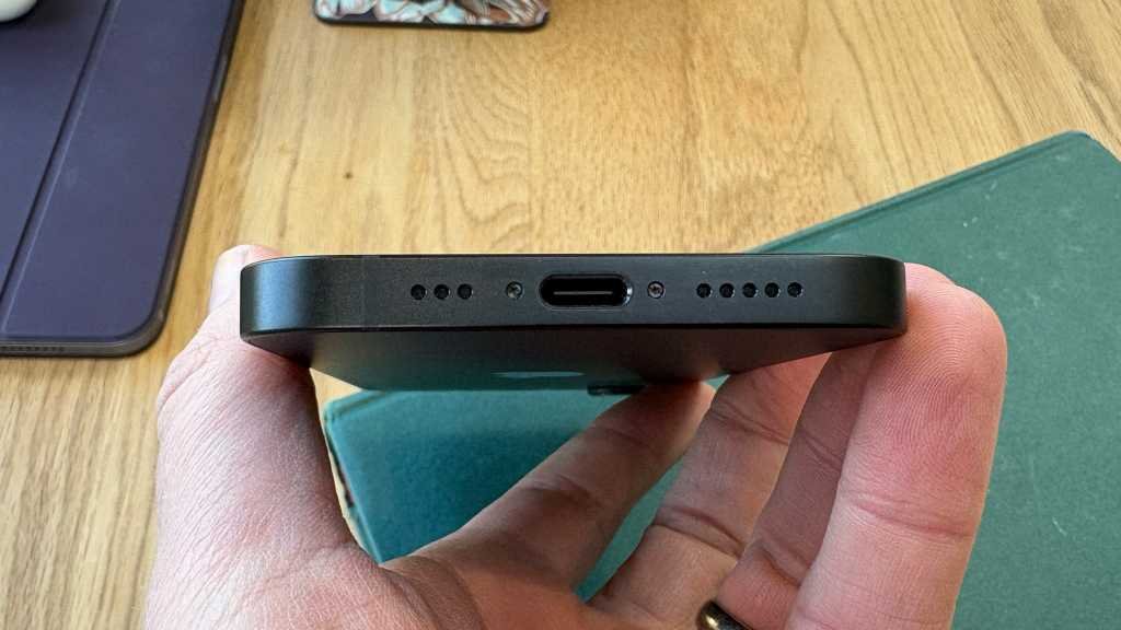 iPhone 16e USB-C port