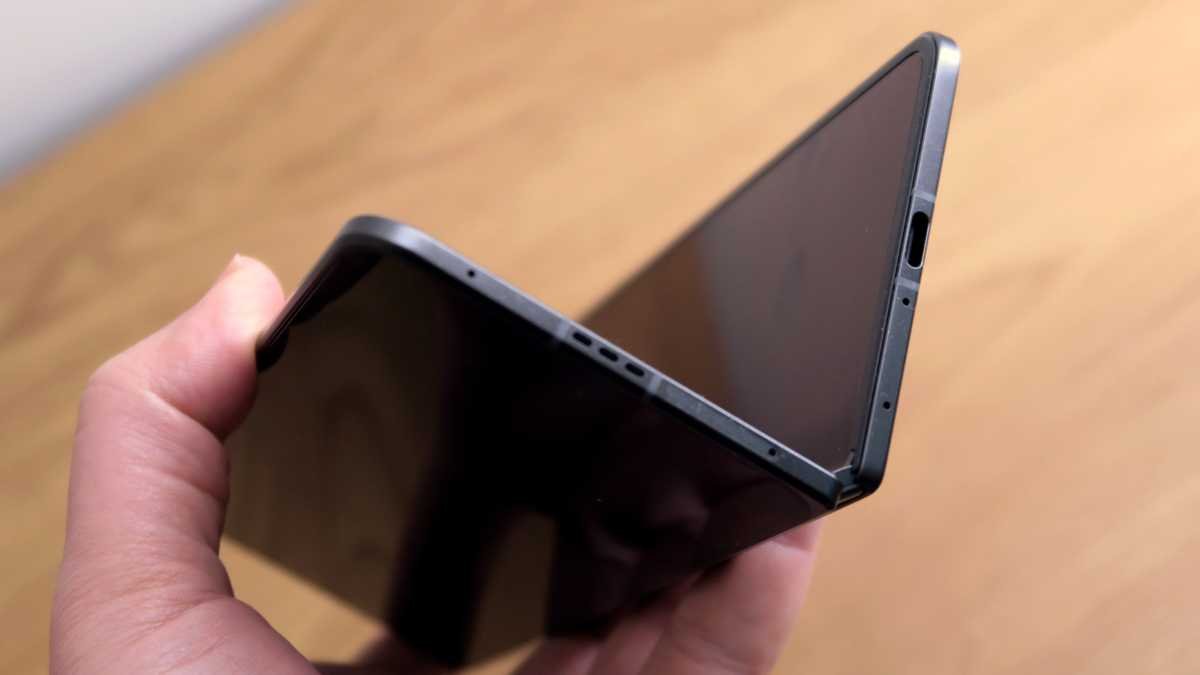 Oppo Find N5 hands on half open bottomed white light
