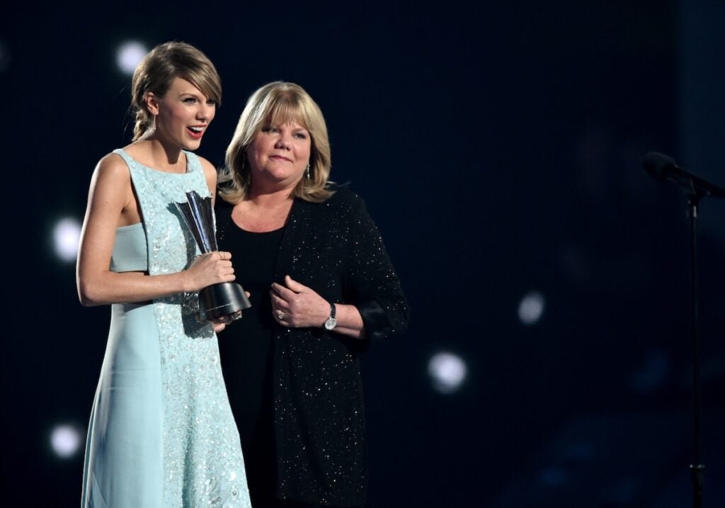 Taylor Swift with his mother, Andrea.