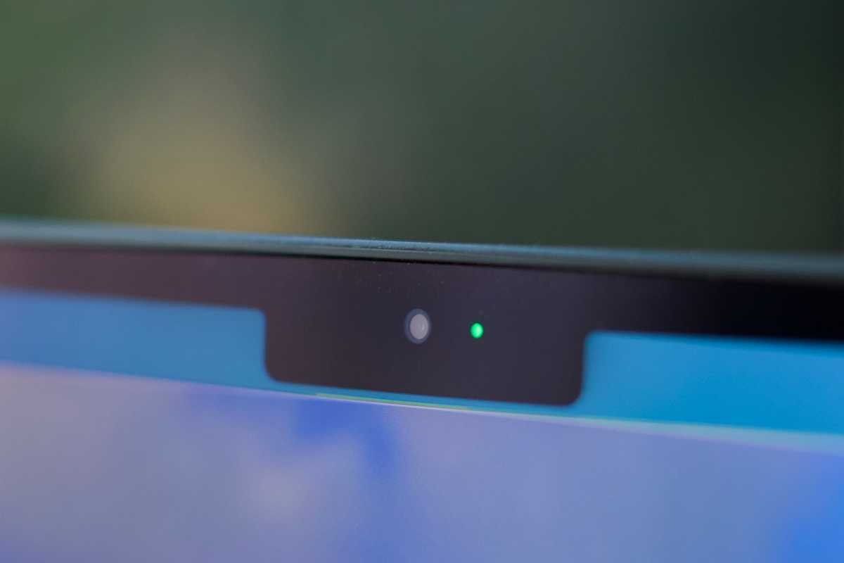 MacBook shows FaceTime -Cama in use with green light