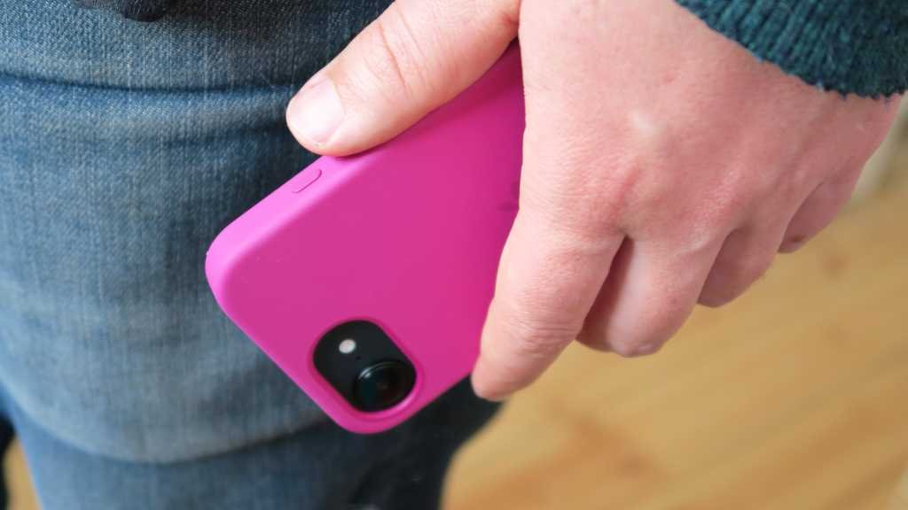 Apple iPhone 16e REVIEW case handheld
