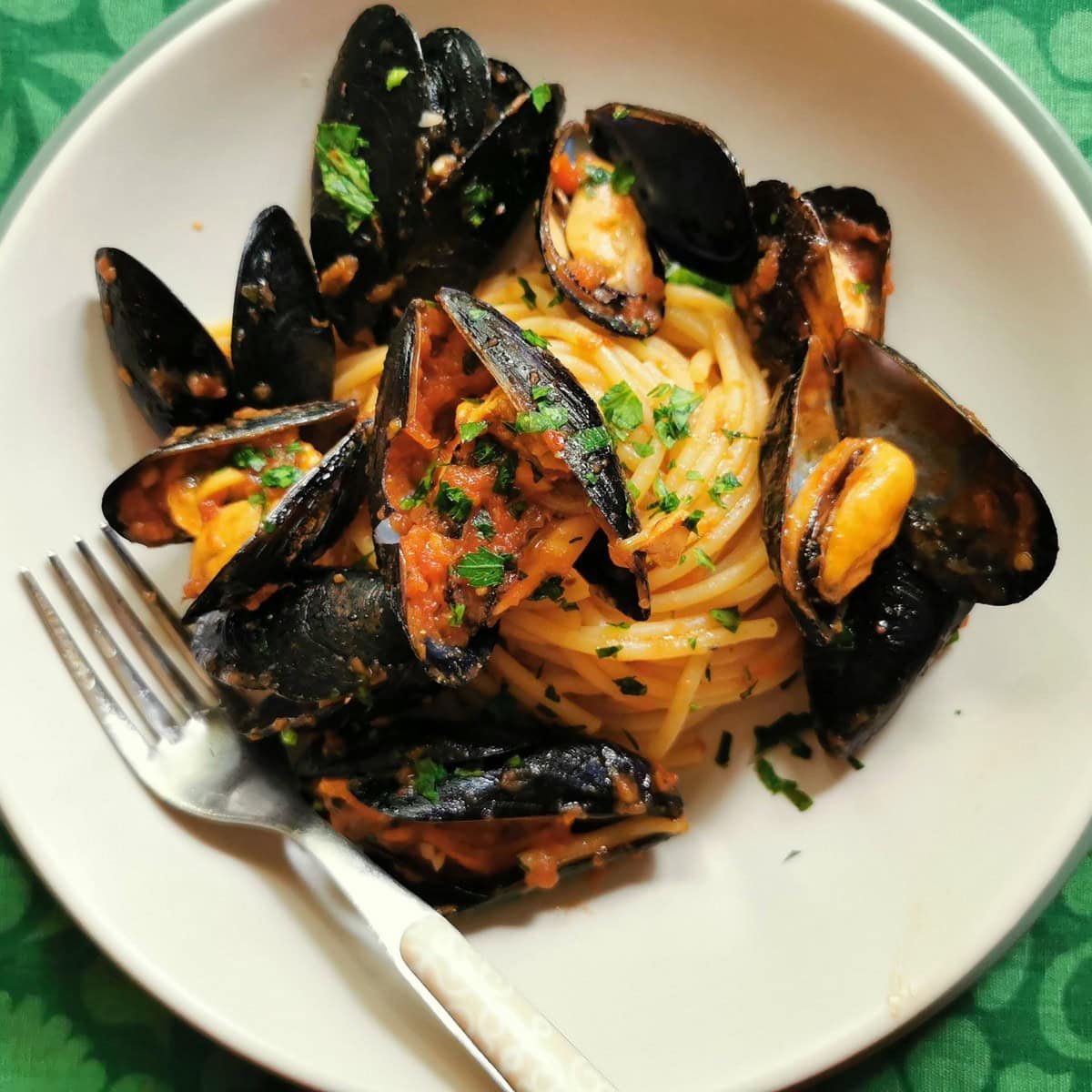 Pasta with clams and tomato sauce alla tarantina. - The Pasta project